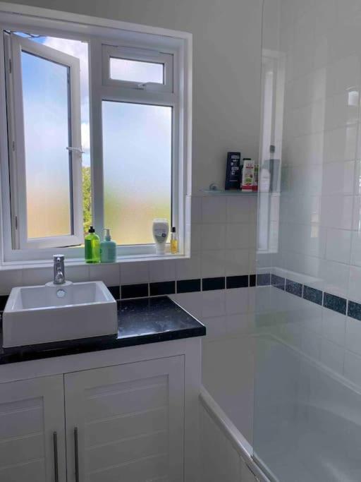 Appartement A Spacious, Comfortable For 4 Ppl In London, Zone 2 Londen
